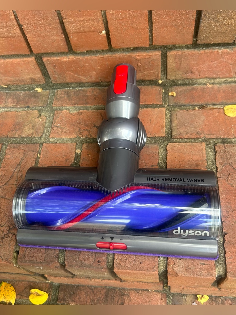 Dyson cleaner head features de-tangling vanes